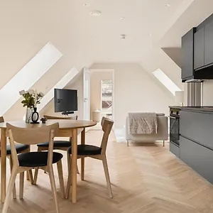 Dinbnb I Mid-city Luxury With Mini Balcony And Smart Tv & Sound System Holiday home